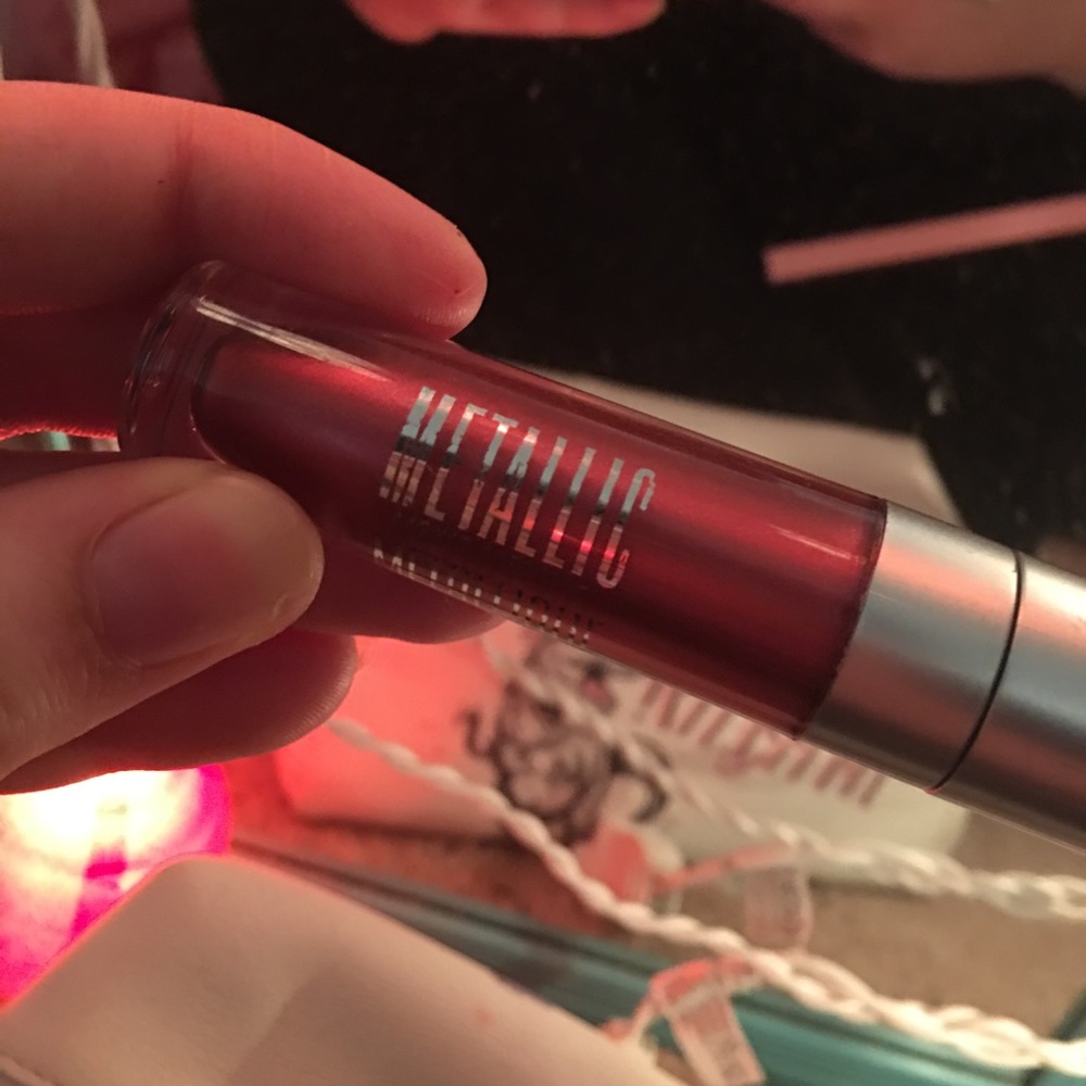 Liquid metallic lipstick